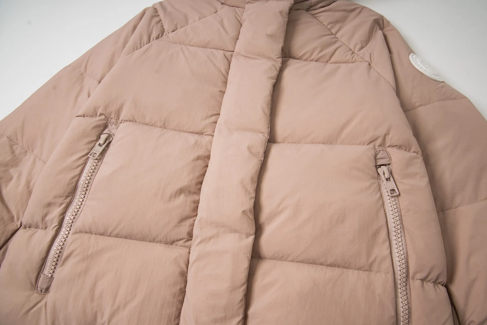 P770 model number: G124 Canada Goose PASTELS series new Parker couple's hooded down jacket 1️⃣The fabric is made of soft EnduraLuxe fabric, which enhances the durability of easy-to-wear parts, is lightweight and durable; the inner liner is made of anti-velvet gallbladder, which is comfortable and soft without velvet. It has a detachable hood, can be adjusted in two directions, and is also filled with down, which brings greater softness and wrapping around the head and neck, and is full of warmth. This parka features white trim on the back and sides, and the hardware locks are all original and custom-made to match the muted fabric color. Goose label: The official website’s new series of silicone material labels, non-embroidery labels. 2️⃣It is very youthful and energetic, and can be easily worn by both men and women. It is very in line with the fashion aesthetic concepts of today's young people! 3️⃣ A full set of customized accessories, complete with three standards, same style for men and women, a must-have for couples! Color: black, white, pink, stone gray, water-soluble blue Size: XS, S, M, L